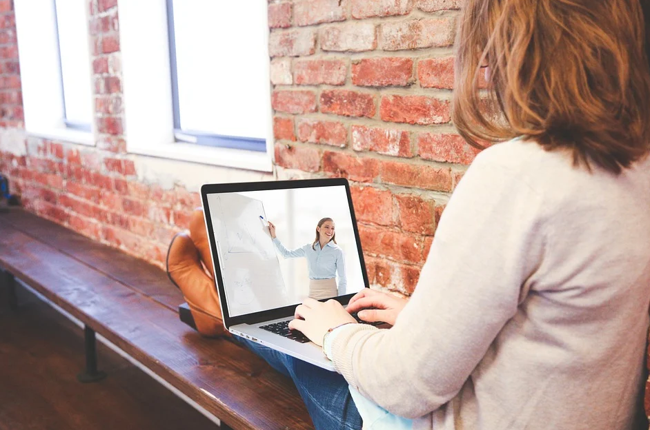 lady seated with laptop